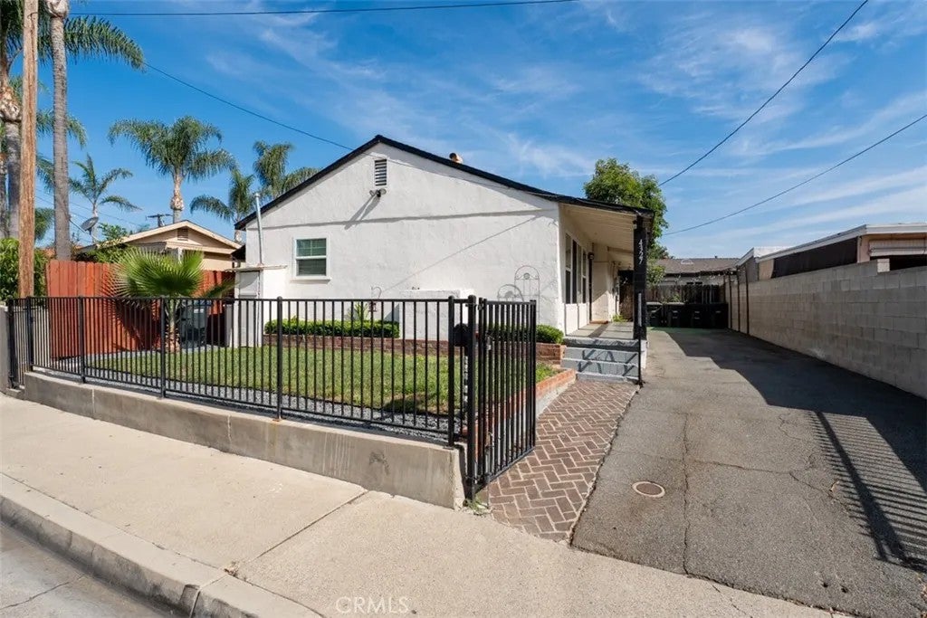 4327 E Philo