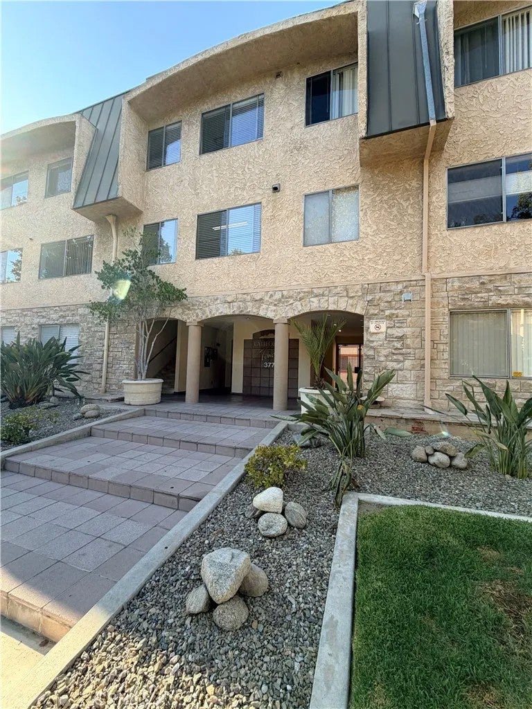 377 W California 27