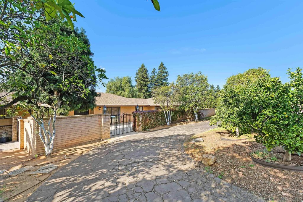 Photo of 363 Tumble Creek Ln, Fallbrook, CA 92028 (MLS # 250045645)