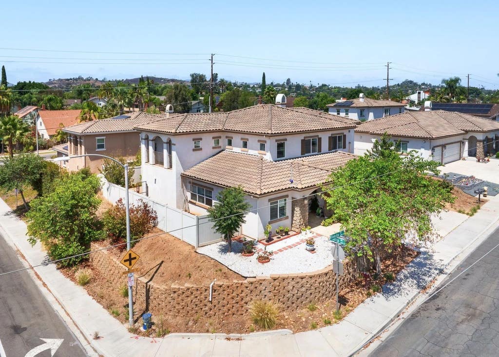 Photo of 1675 Felicita LN, Escondido, CA 92025 (MLS # 260019554)