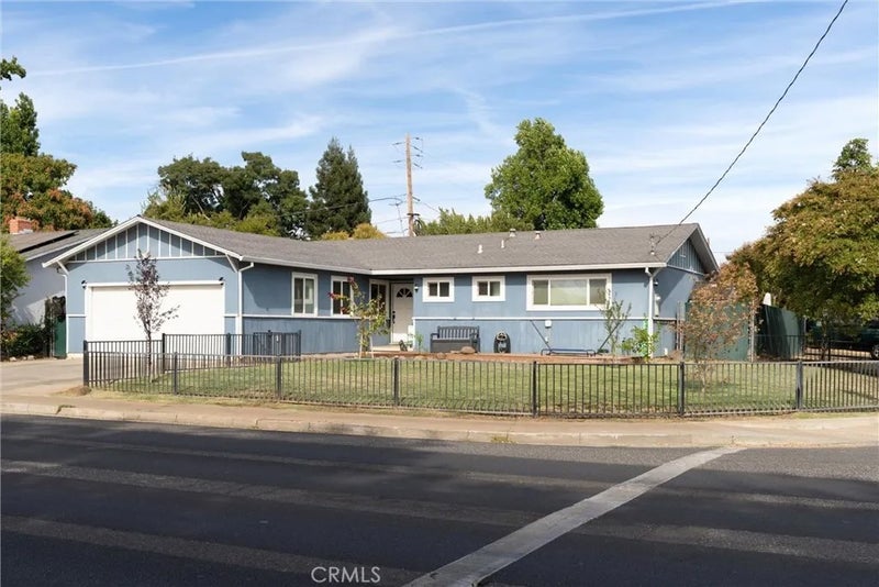 2220 Mariposa Avenue