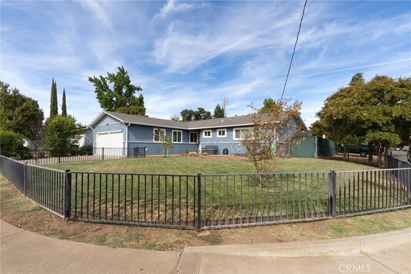 2220 Mariposa Avenue