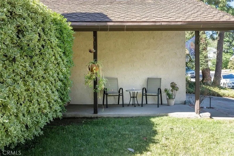 24020 Avenida Crescenta