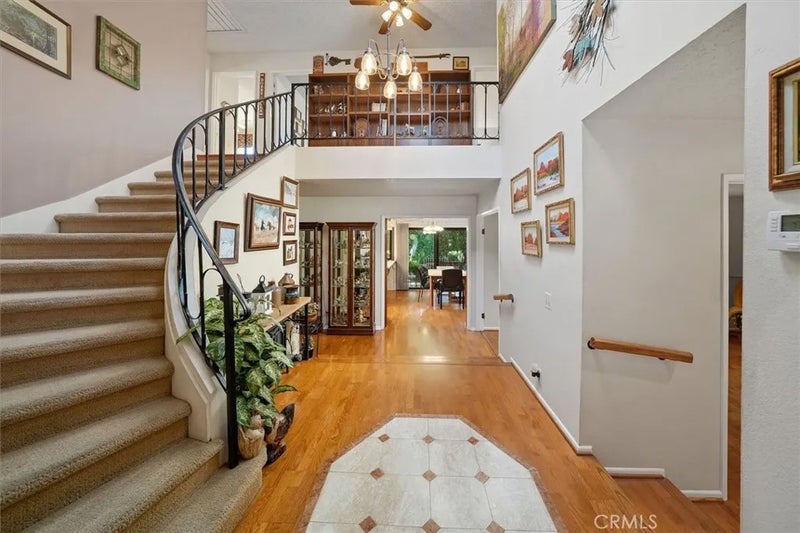 24020 Avenida Crescenta
