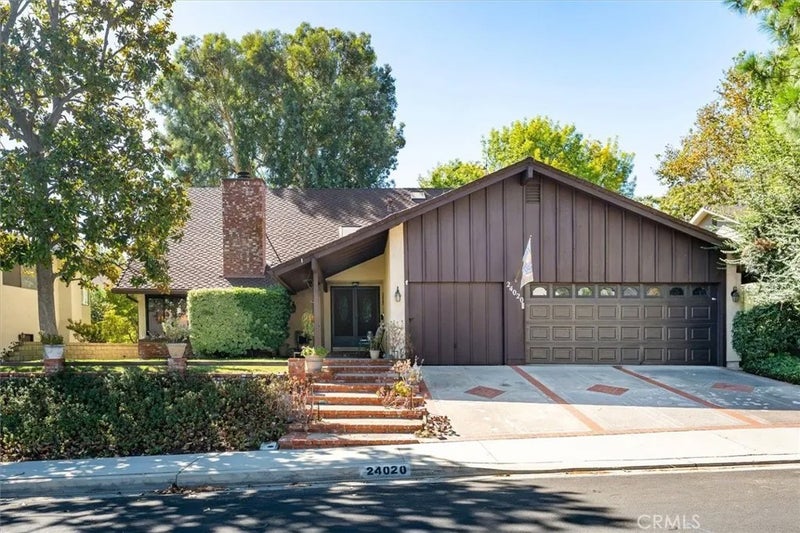 24020 Avenida Crescenta