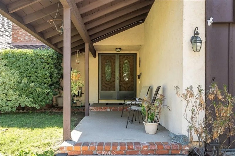 24020 Avenida Crescenta