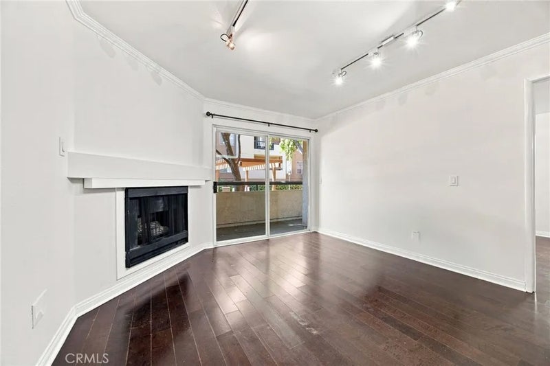 21400 Burbank 106