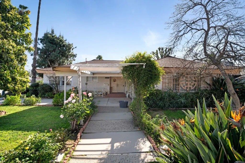 Photo of 16402 Sunburst St, North Hills, CA 91343 (MLS # SR26024069)