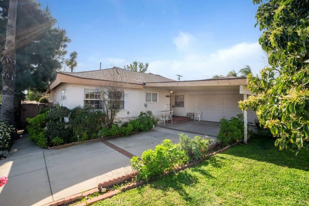 Photo of 16402 Sunburst St, North Hills, CA 91343 (MLS # SR26024069)