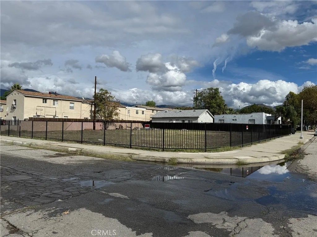 Photo of 548 W Marshall Blvd, San Bernardino, CA 92405 (MLS # SW25267690)