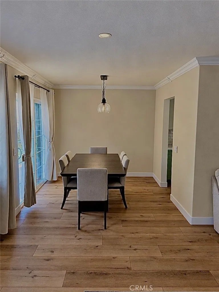 819 Vinemead