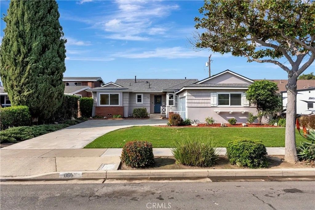 Photo of 633 S Hacienda Street, Anaheim, CA 92804 (MLS # OC26018127)