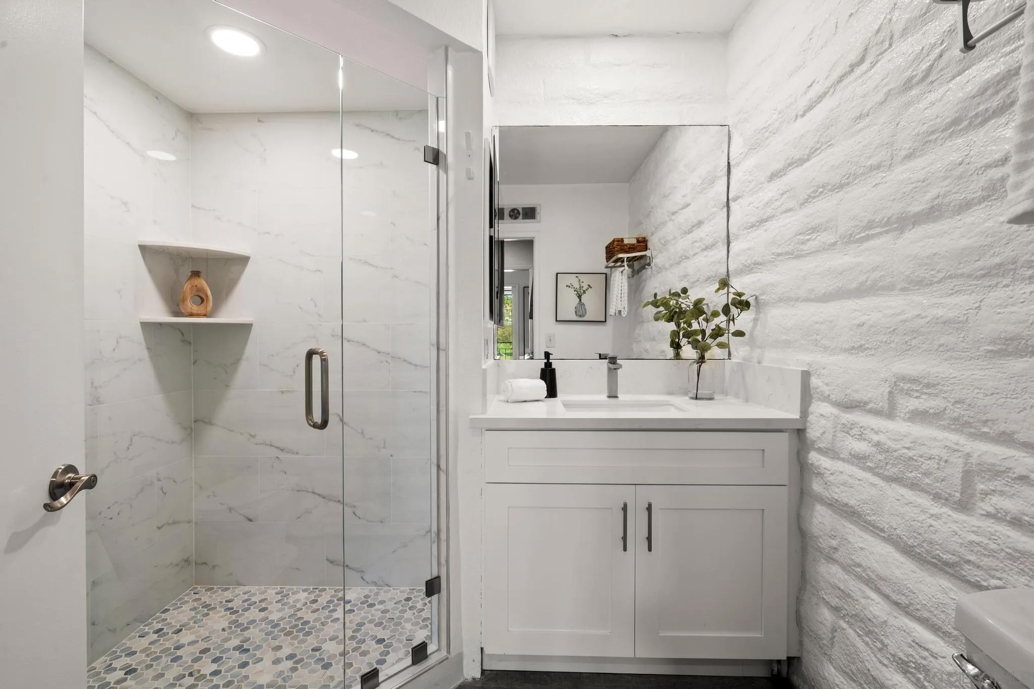 2544 Navarra Drive 17 17