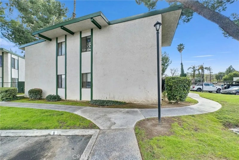 1735 E Washington B28