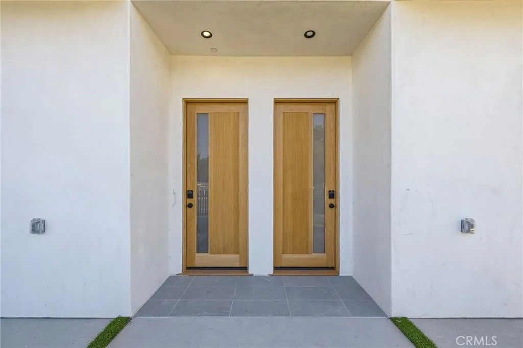 Photo of 6554 Balboa Boulevard, Lake Balboa, CA 91406 (MLS # SR26029314)