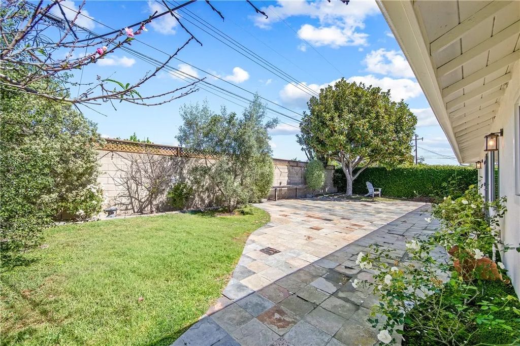 Photo of 5541 Tangiers Dr, Huntington Beach, CA 92647 (MLS # OC26075842)