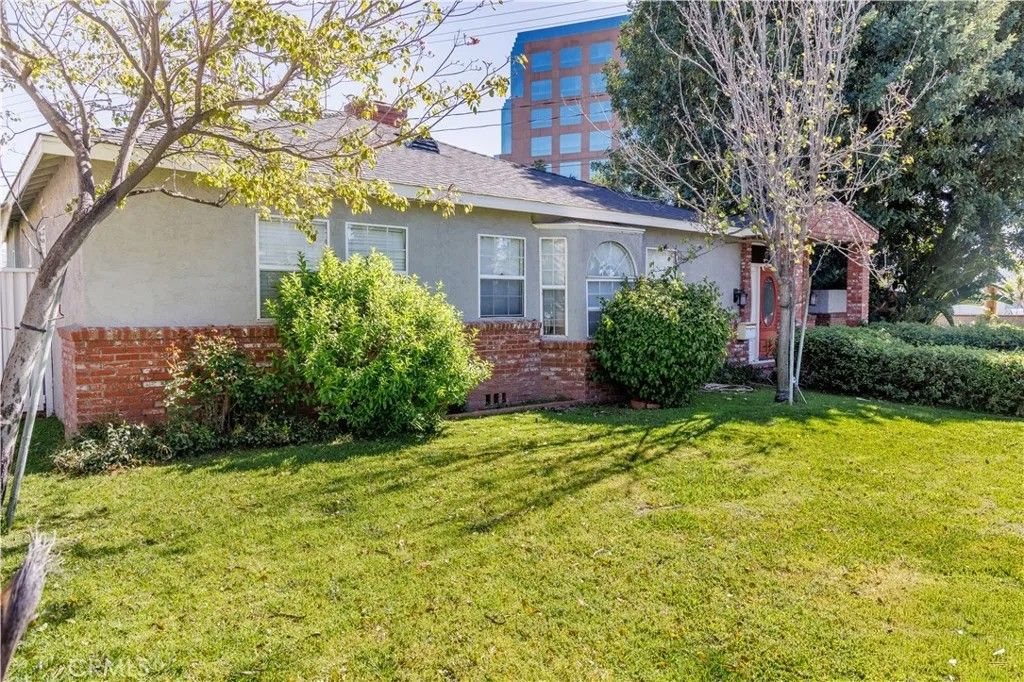 Photo of 124 N Naomi St, Burbank, CA 91505 (MLS # SR26090213)