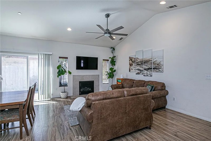 1452 W Beacon