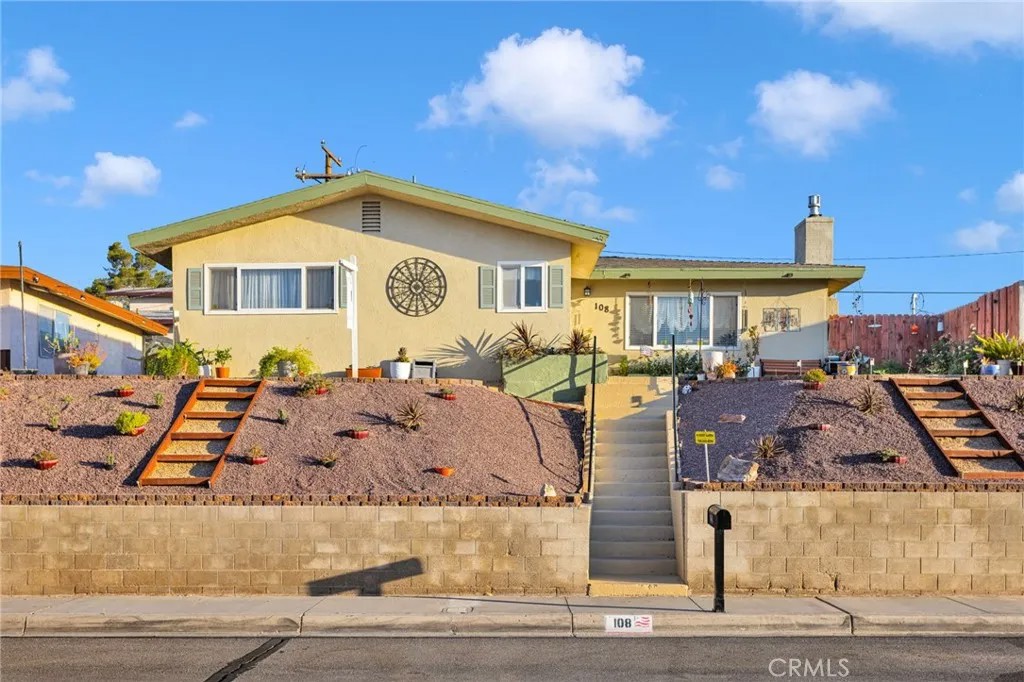 108 W Desert View Drive