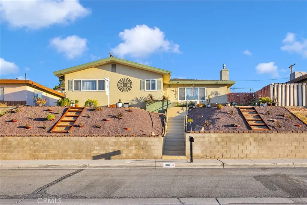 108 W Desert View Drive