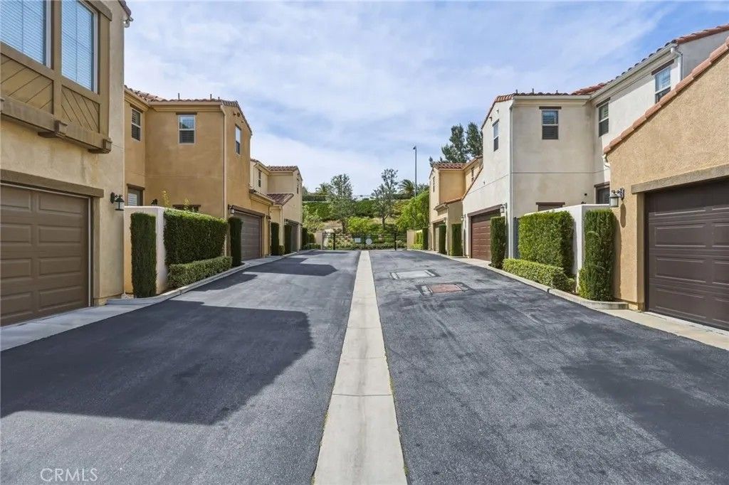 Photo of 11537 Amalfi Way, Porter Ranch, CA 91326 (MLS # SR26072563)