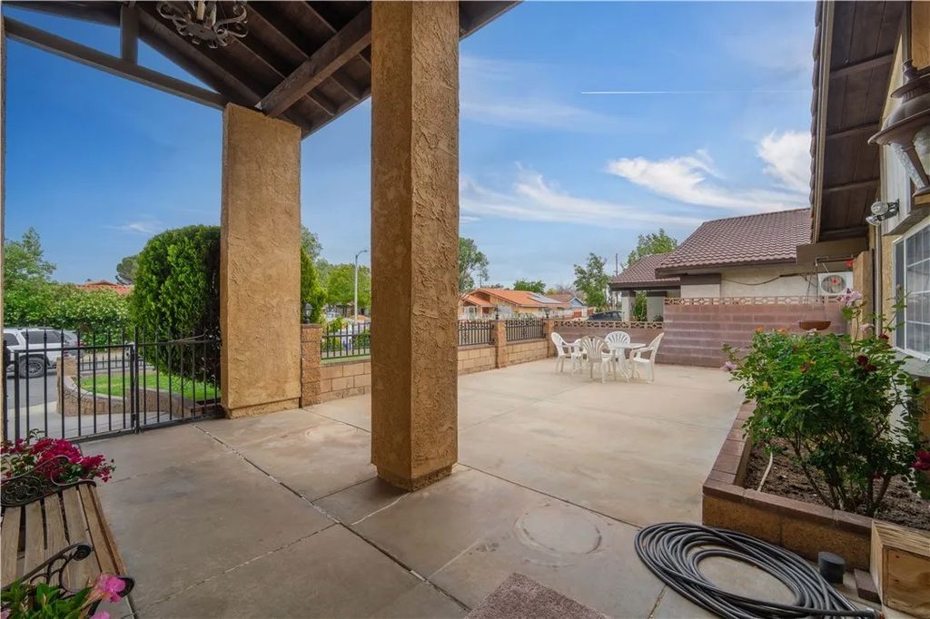 Photo of 43639 Elm Ave, Lancaster, CA 93534 (MLS # SR26092803)