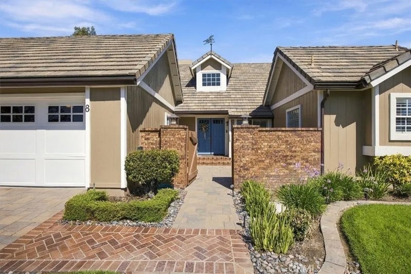 8 Lexington Way