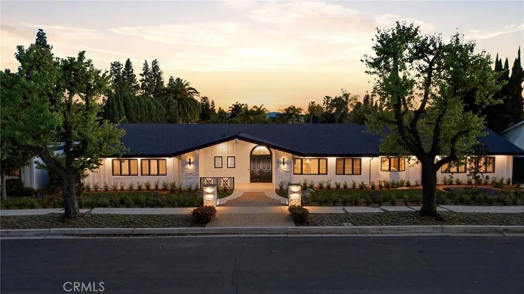 Photo of 19510 Merridy St, Northridge, CA 91324 (MLS # SR26044545)