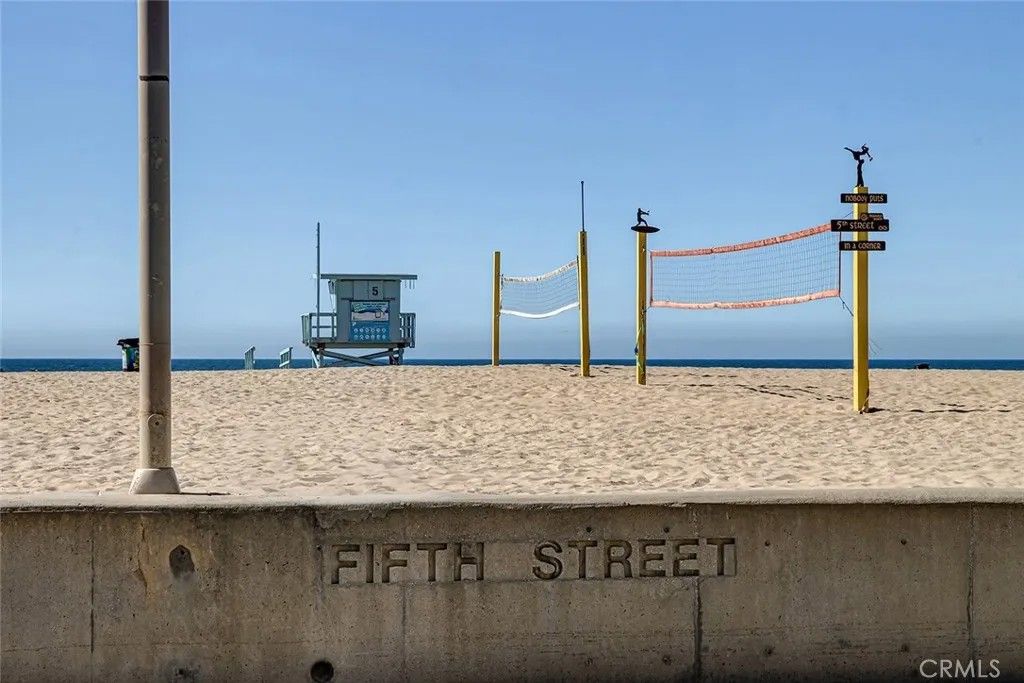 Photo of 528 The Strand, Hermosa Beach, CA 90254 (MLS # SB26076996)