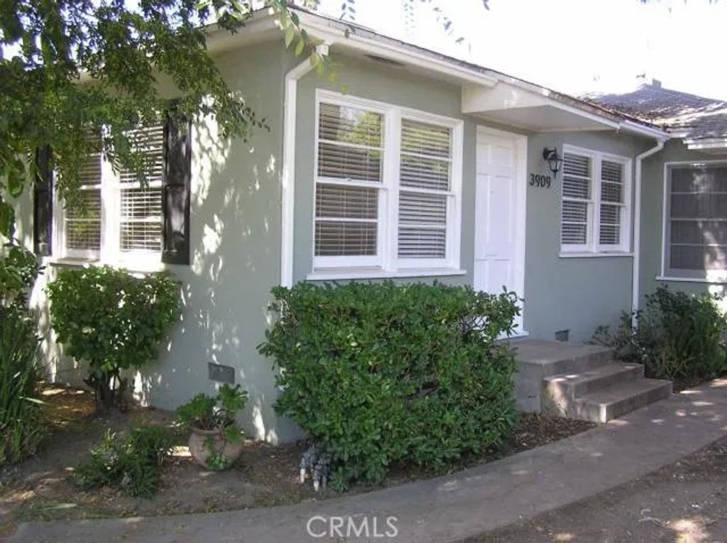 Photo of 3909 W Chandler Boulevard, Burbank, CA 91505 (MLS # SR26010434)