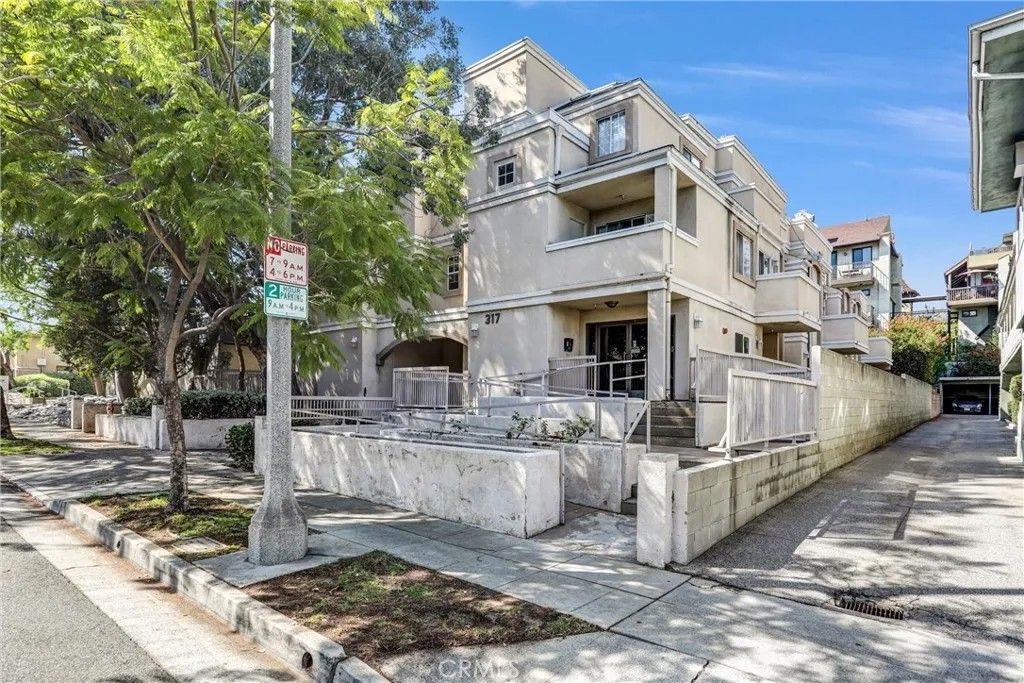 Photo of 317 E Del Mar #1, Pasadena, CA 91101 (MLS # AR26068211)