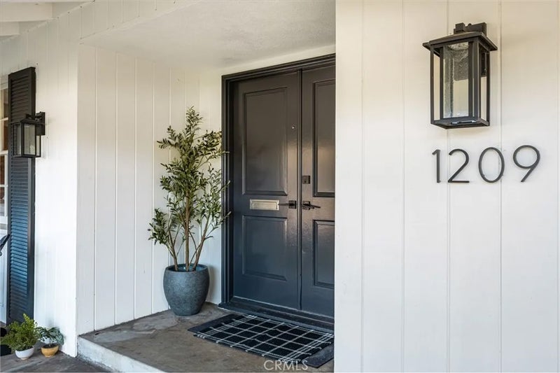 1209 E Walnut