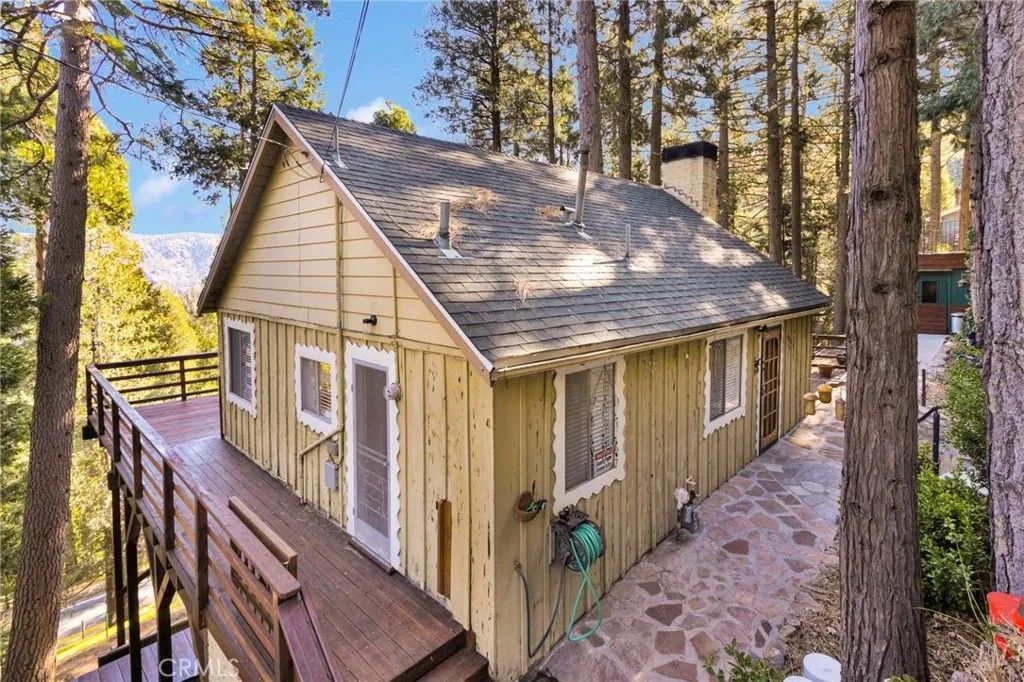 Photo of 993 Mercury Way, Crestline, CA 92325 (MLS # CV26018400)