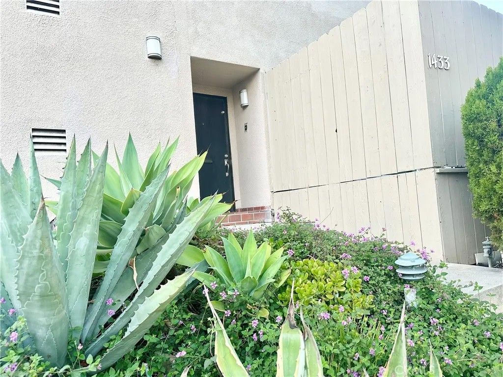Photo of 1433 S Beverly Drive, Los Angeles, CA 90035 (MLS # BB26011994)