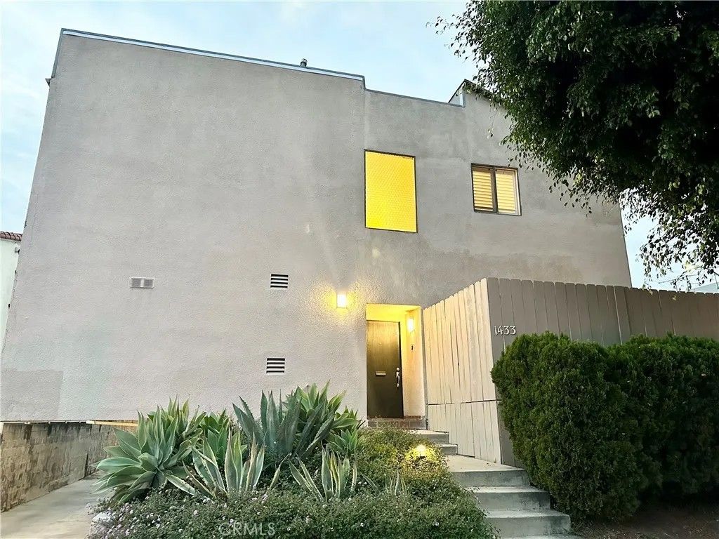 Photo of 1433 S Beverly Drive, Los Angeles, CA 90035 (MLS # BB26011994)