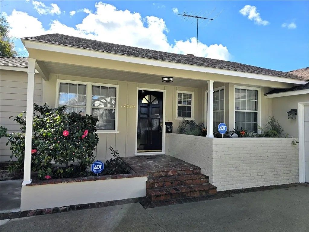 Photo of 17840 Tarzana Street, Encino, CA 91316 (MLS # SR26064457)