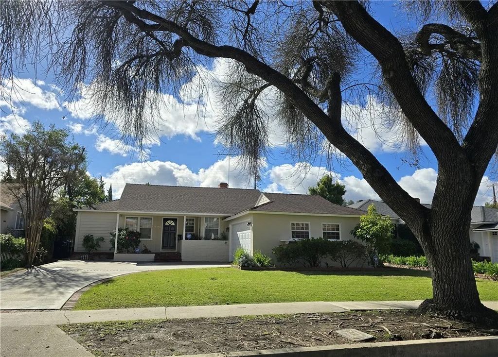 Photo of 17840 Tarzana Street, Encino, CA 91316 (MLS # SR26064457)