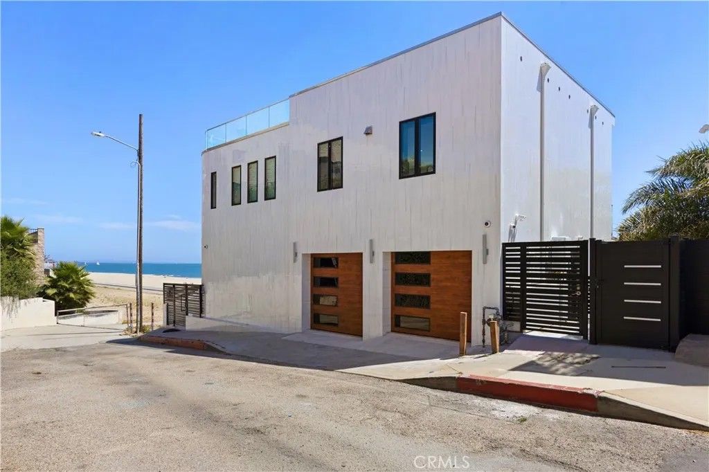 Photo of 1724 Bluff Place, Long Beach, CA 90802 (MLS # SR26096366)