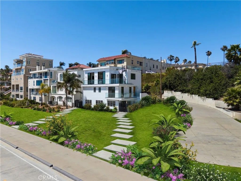 Photo of 1724 Bluff Place, Long Beach, CA 90802 (MLS # SR26096366)