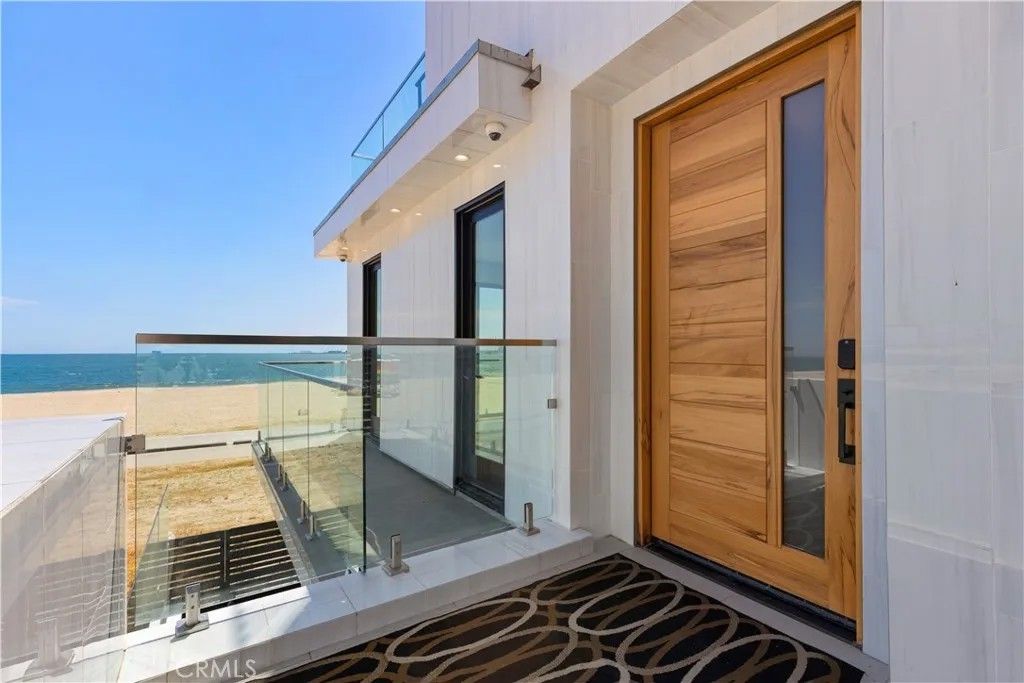 Photo of 1724 Bluff Place, Long Beach, CA 90802 (MLS # SR26096366)