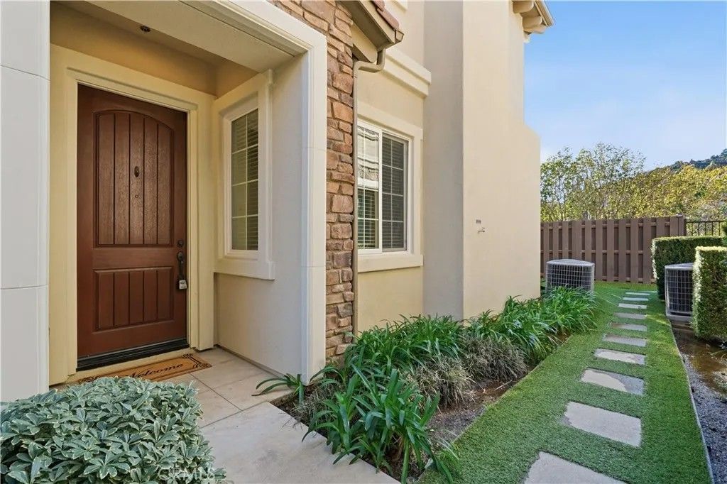 Photo of 11549 Verona Dr #35, Chatsworth, CA 91311 (MLS # SR26029090)