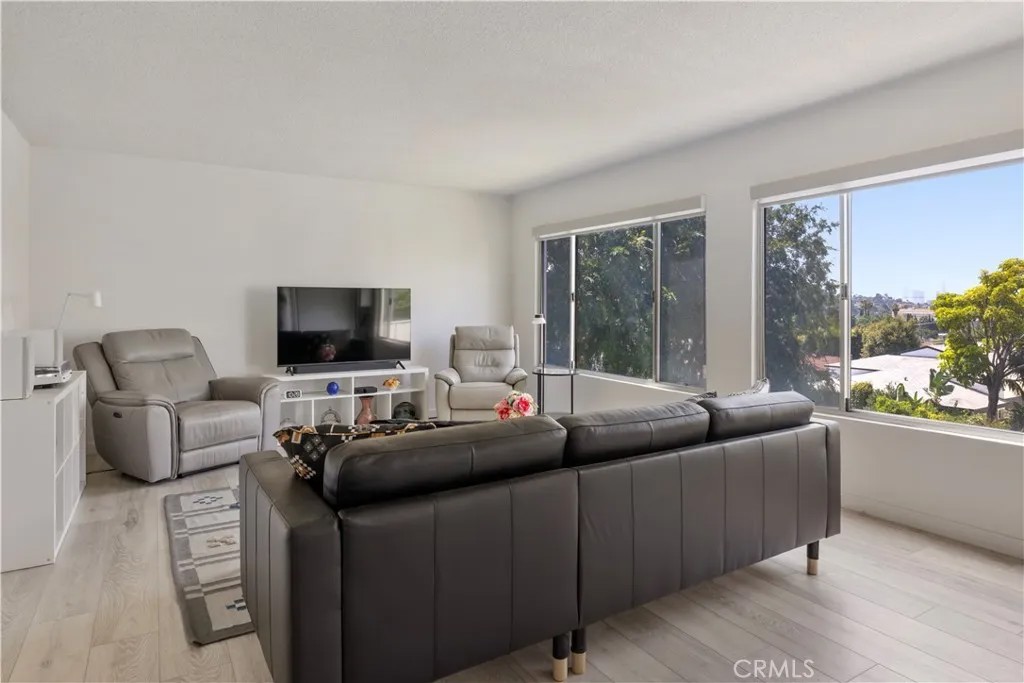 4343 Finley Avenue 27