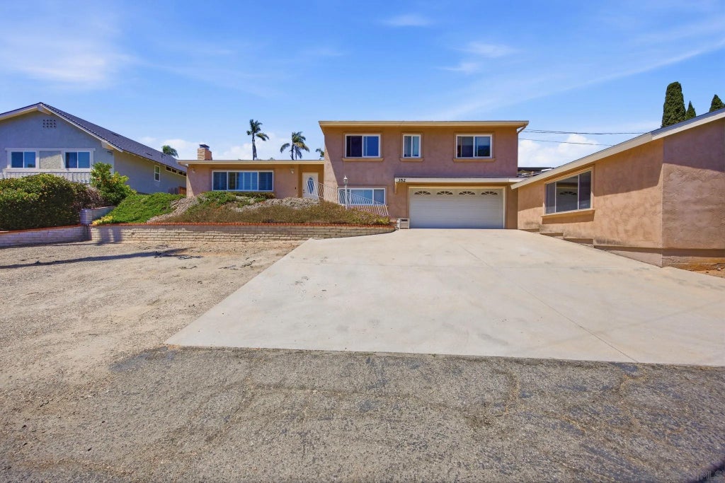 Photo of 352 Beaumont Drive, Vista, CA 92084 (MLS # 260022578)