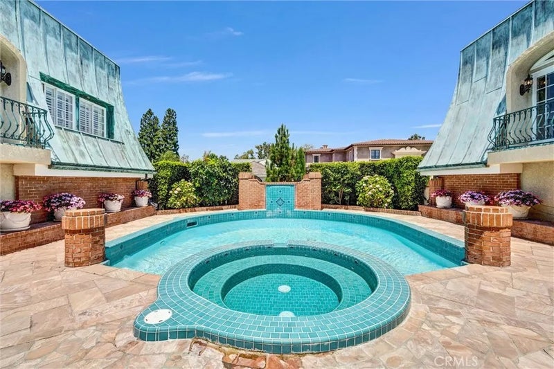 81 Royal Saint George Road