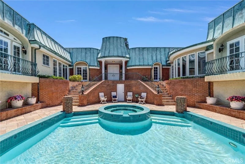 81 Royal Saint George Road
