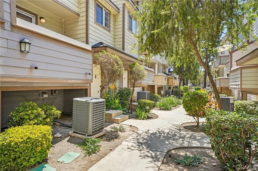 11150 Glenoaks Boulevard 271