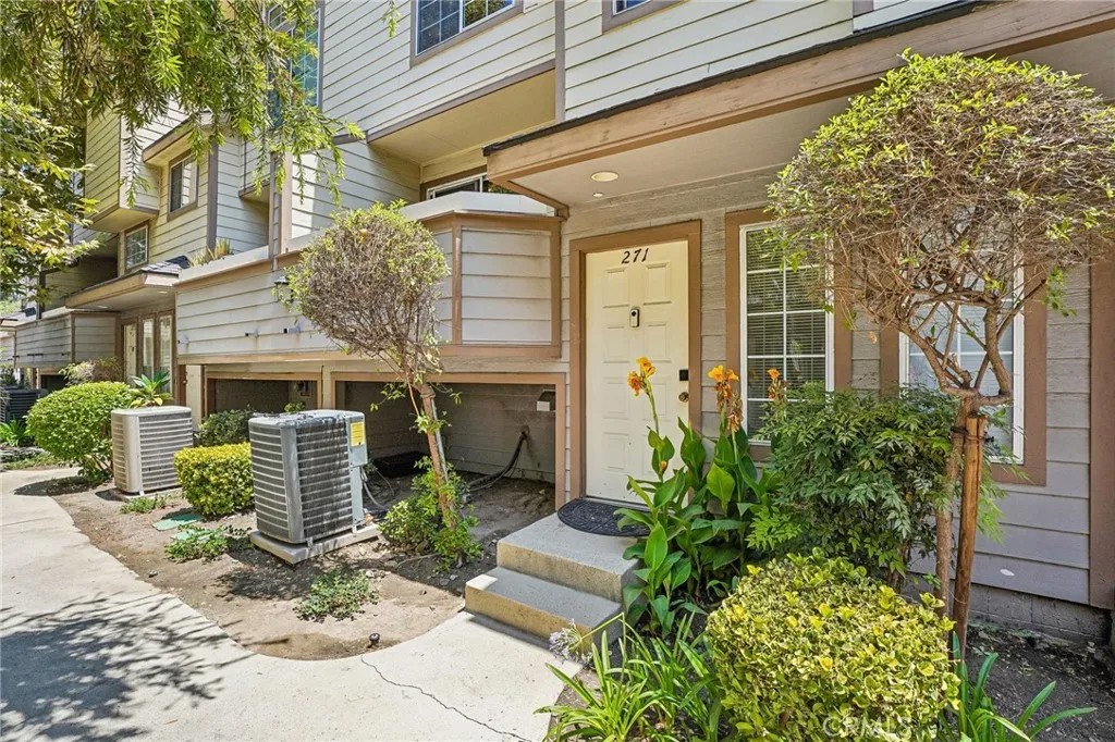 11150 Glenoaks Boulevard 271