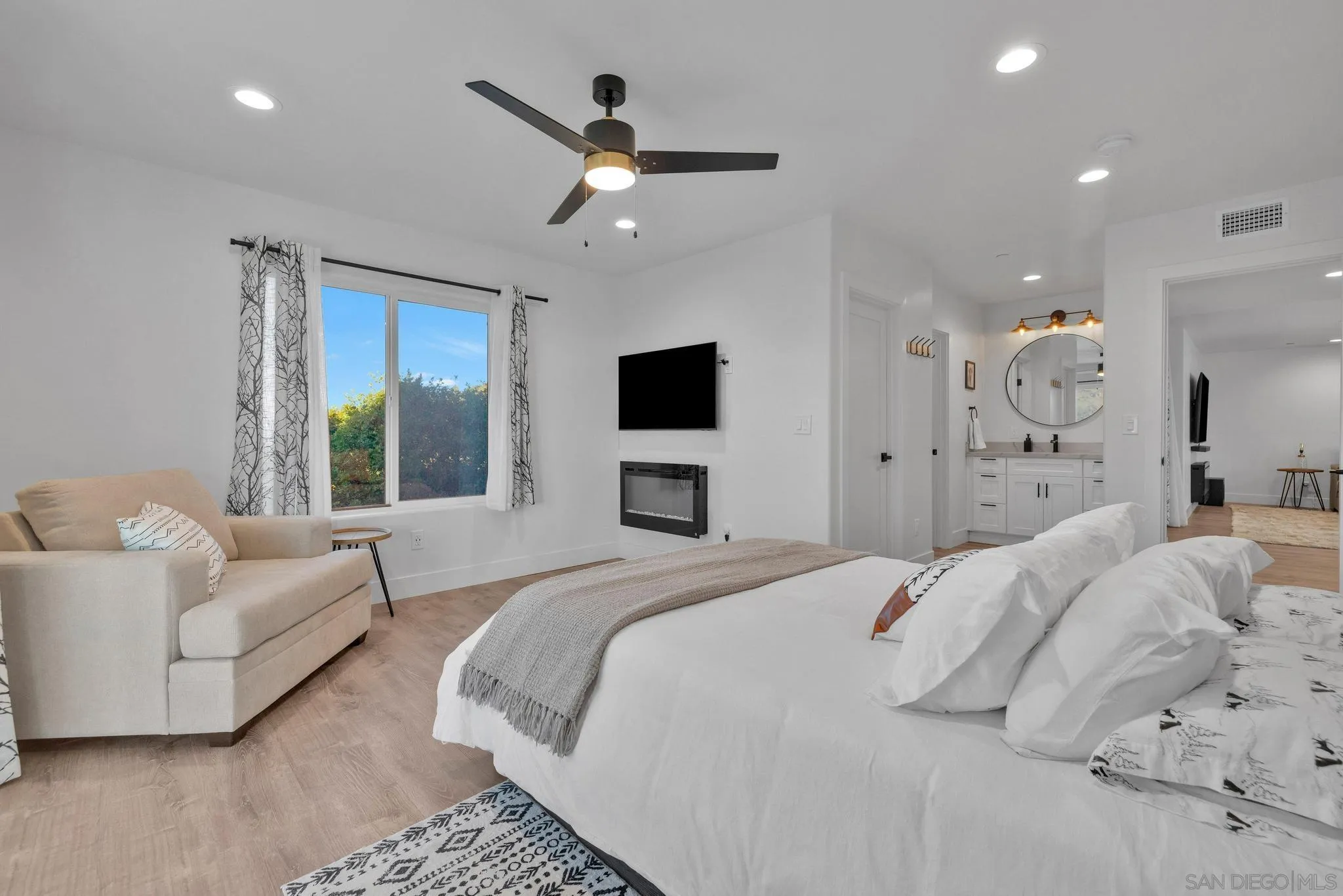 3208 Oakwood Dr