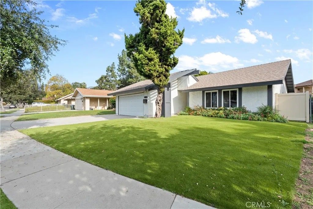 Photo of 914 Kirkwood Ave, Pasadena, CA 91103 (MLS # GD25279799)