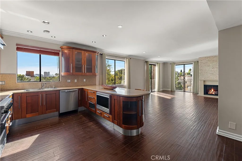 152 S Oakhurst Drive 304
